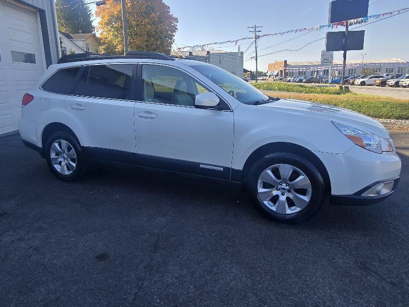 Used 2012 Subaru Outback 3.6R Limited w/ Moonroof Pkg AWD/4WD image 5