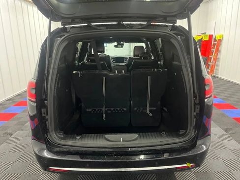 Used 2025 Chrysler Pacifica Select FWD image 5