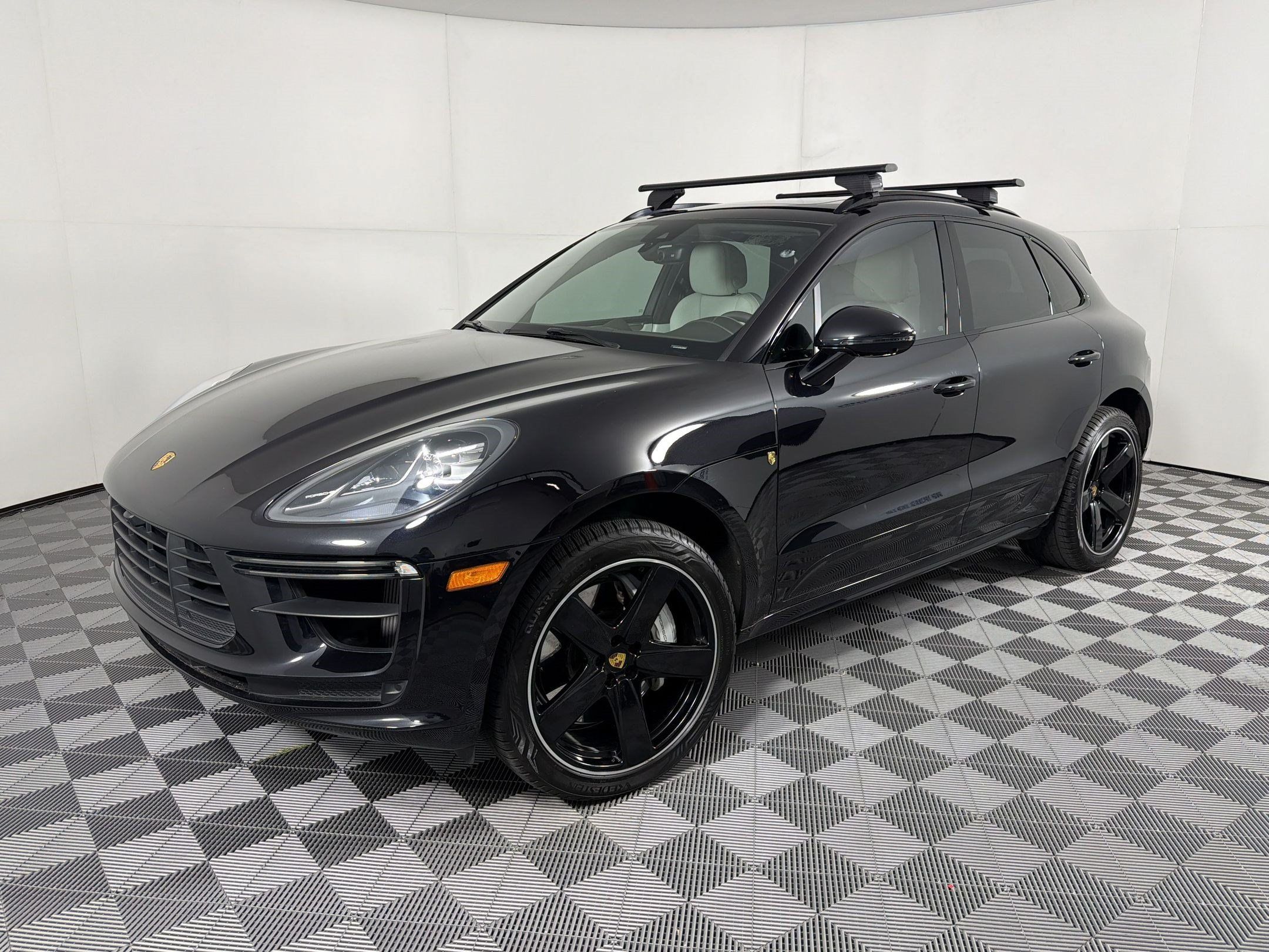 Certified 2021 Porsche Macan Turbo AWD/4WD image 1