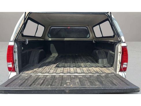 Used 2005 Chevrolet Silverado 2500 LS w/ Heavy-Duty Power Package AWD/4WD image 9