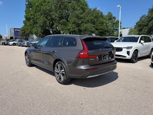 Certified 2025 Volvo V60 B5 Cross Country Plus AWD/4WD image 4