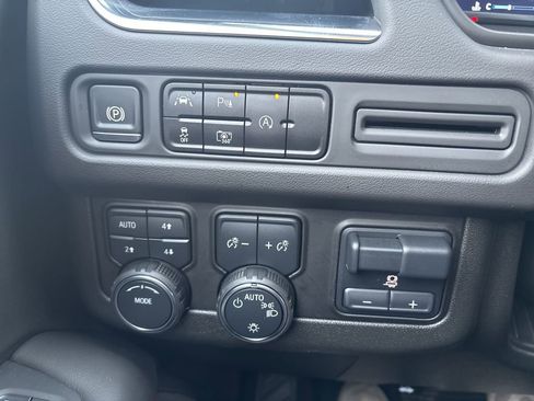 Used 2024 Chevrolet Suburban RST image 18