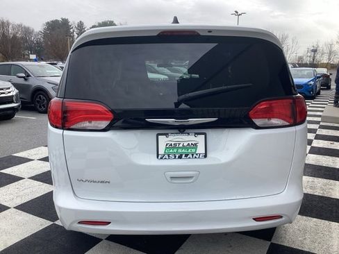 Used 2022 Chrysler Voyager LX image 6