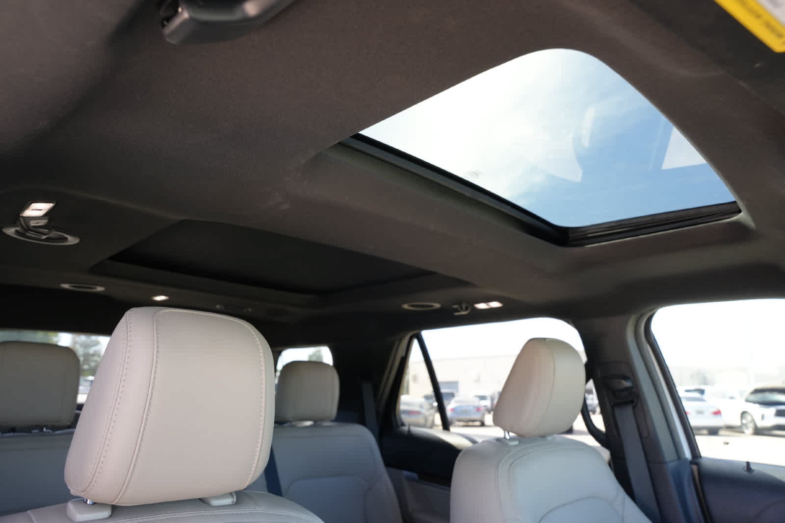 Used 2018 Ford Explorer Limited w/ Ford Safe & Smart Package FWD image 23