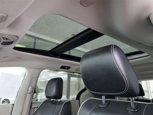 Used 2023 Chrysler Pacifica Limited image 10