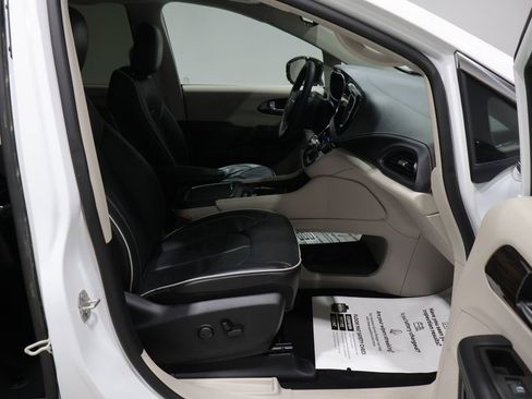 Certified 2024 Chrysler Pacifica Limited AWD/4WD image 23