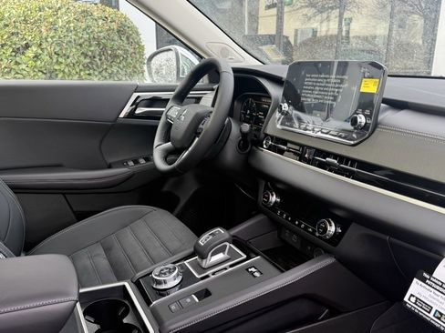Used 2025 Mitsubishi Outlander SE image 30