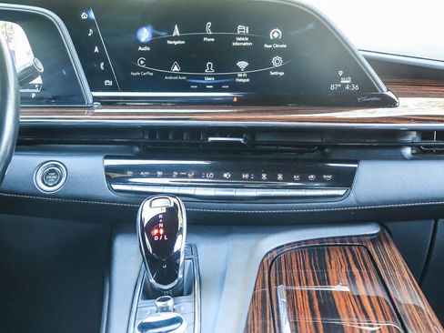 Used 2022 Cadillac Escalade Premium Luxury RWD image 17