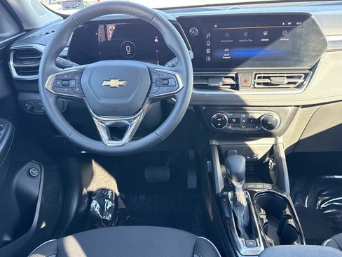 Used 2025 Chevrolet TrailBlazer LT w/ Convenience Package image 2