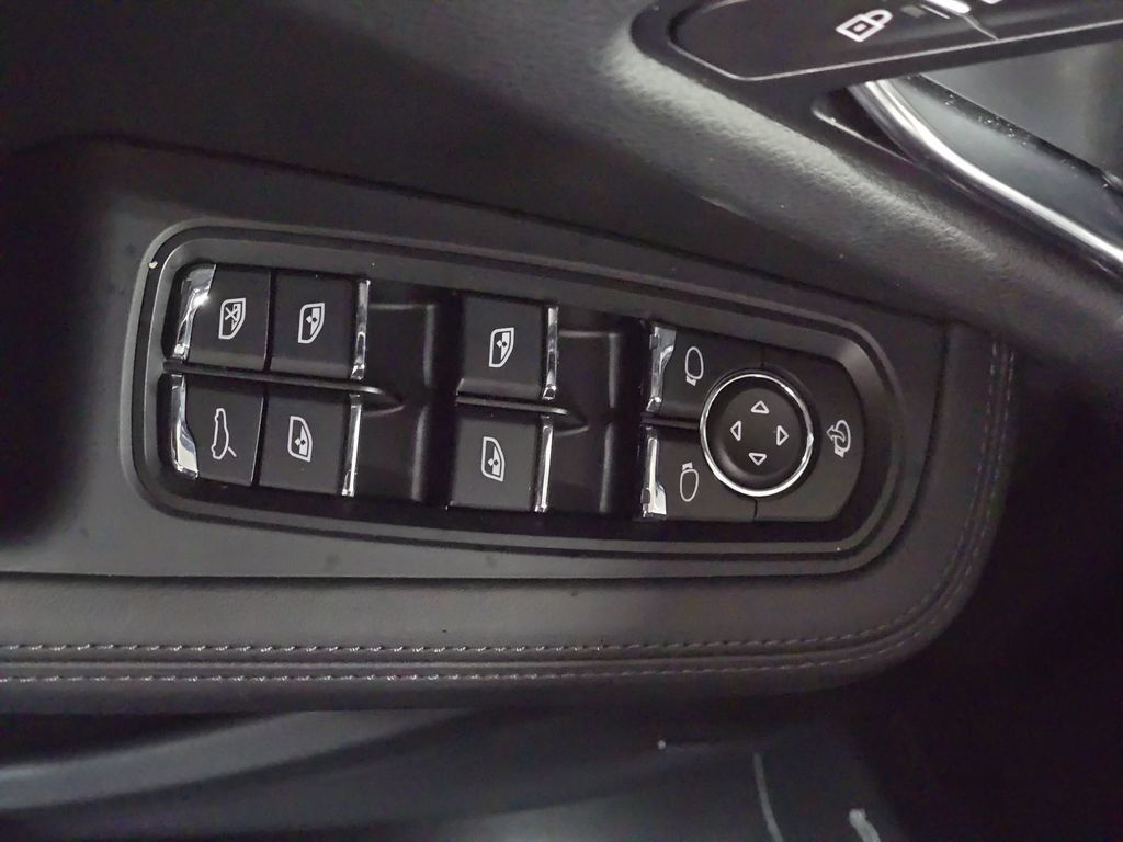 Certified 2026 Porsche Macan AWD/4WD image 21