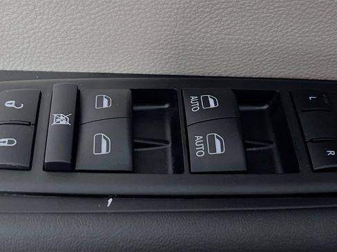 Used 2024 Chrysler Pacifica Touring-L image 17