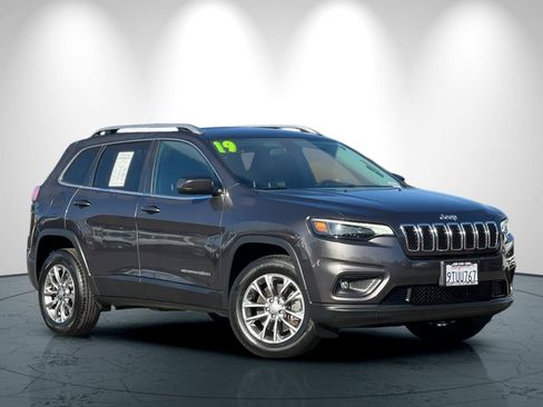 Used 2019 Jeep Cherokee Latitude Plus image 2