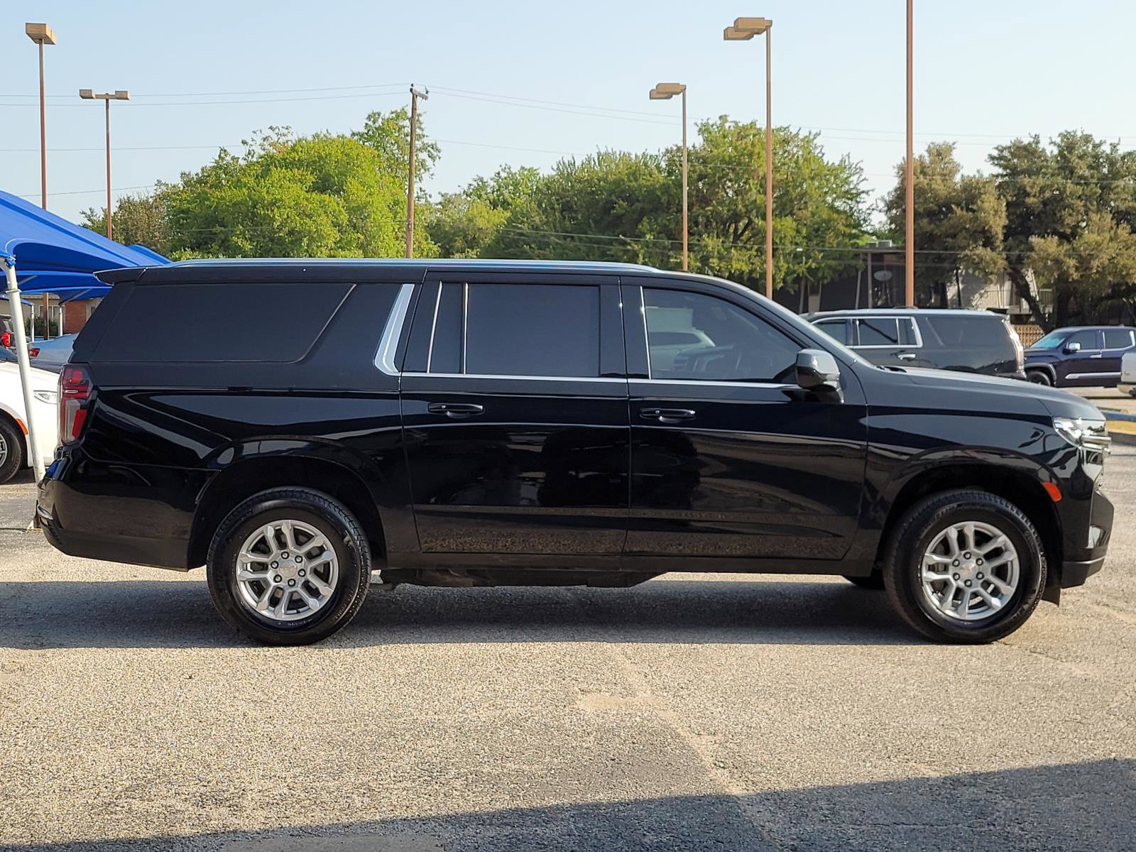 Used 2022 Chevrolet Suburban LT RWD image 7