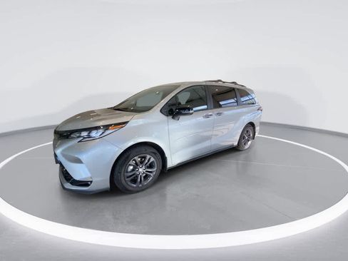 Used 2025 Toyota Sienna XSE w/ XSE Premium Package AWD/4WD image 4