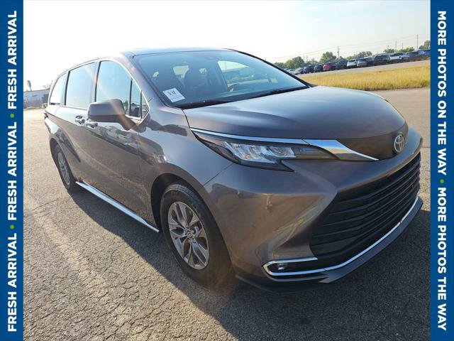 Certified 2022 Toyota Sienna XLE FWD image 1