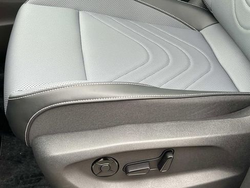 New 2026 Volkswagen Tiguan SE FWD image 13