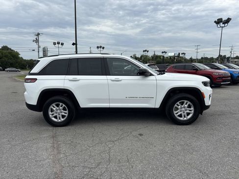 Certified 2023 Jeep Grand Cherokee Laredo w/ Luxury Tech Group I AWD/4WD image 4