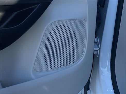 Used 2023 Chrysler Voyager LX image 19