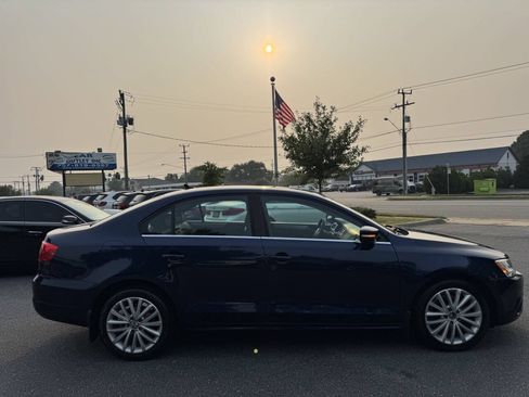 Used 2011 Volkswagen Jetta SEL FWD image 3