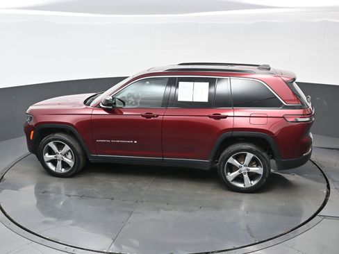 Used 2024 Jeep Grand Cherokee Limited w/ Luxury Tech Group II image 35