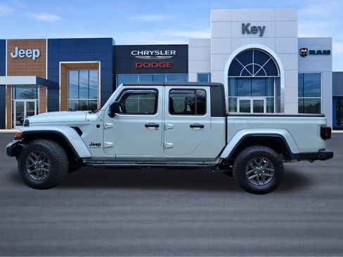 Used 2024 Jeep Gladiator Sport AWD/4WD image 2