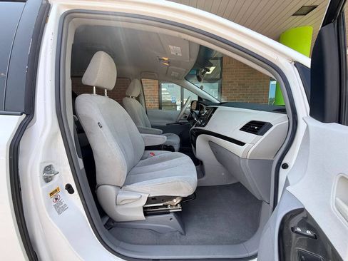 Used 2011 Toyota Sienna LE w/ Towing Pkg FWD image 14