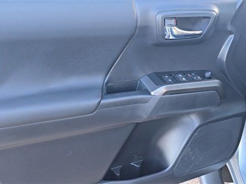 Used 2022 Toyota Tacoma TRD Off-Road image 10