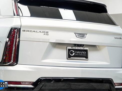 Used 2025 Cadillac Escalade IQ Luxury 2 AWD/4WD image 13