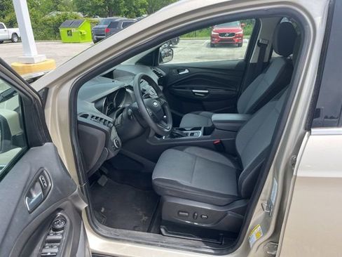 Used 2017 Ford Escape SE w/ SE Cold Weather Package FWD image 3