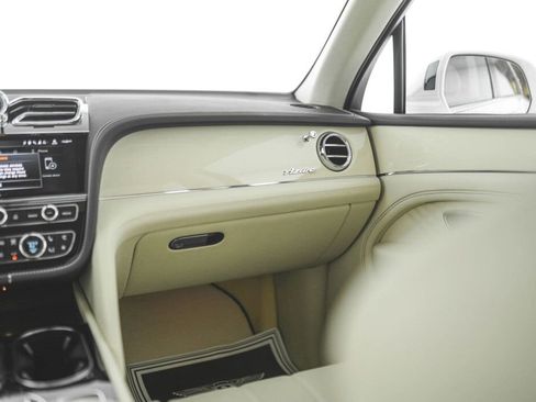 Used 2025 Bentley Bentayga Extended Wheelbase image 40
