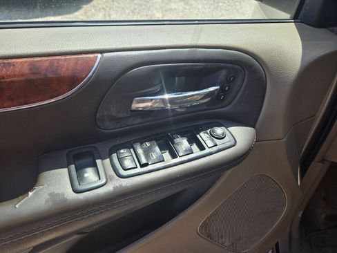 Used 2015 Chrysler Town & Country Limited Platinum FWD image 8