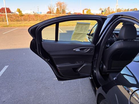 Certified 2022 Alfa Romeo Giulia Veloce image 28