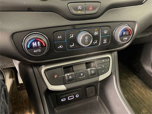 Used 2024 GMC Terrain SLT w/ Infotainment Package II image 8