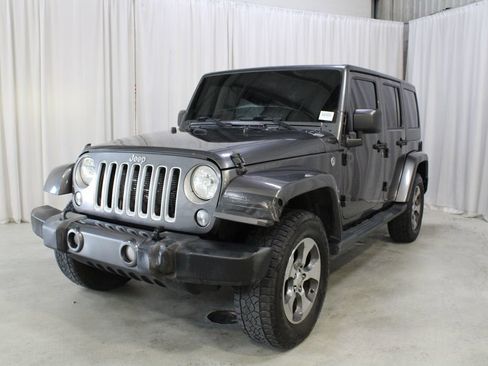 Used 2018 Jeep Wrangler Unlimited Sahara w/ Dual Top Group AWD/4WD image 33