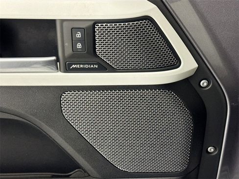 Used 2024 Land Rover Defender 90 X-Dynamic SE image 18