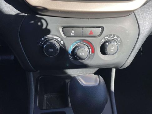 Used 2016 Jeep Cherokee Sport image 38