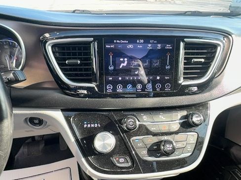 Used 2018 Chrysler Pacifica Touring-L Plus FWD image 23