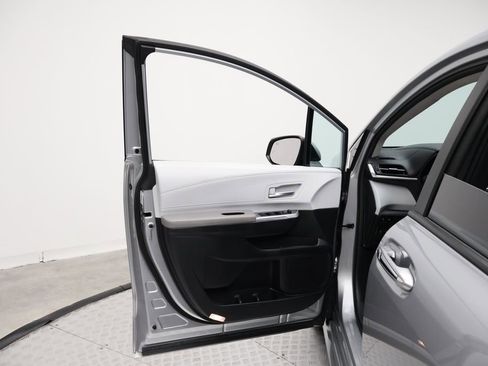 Certified 2025 Toyota Sienna XLE image 16