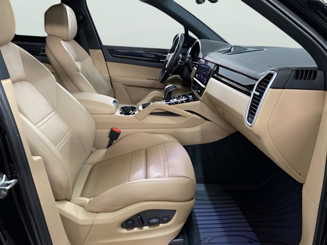 Used 2023 Porsche Cayenne AWD/4WD image 25