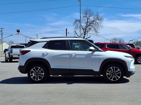 Used 2025 Chevrolet TrailBlazer LT image 2