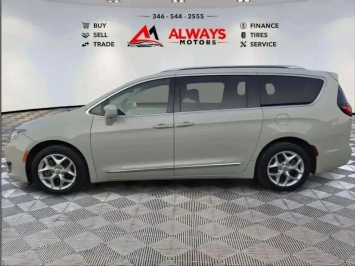 Used 2020 Chrysler Pacifica Touring-L Plus w/ Tire & Wheel Group FWD image 8