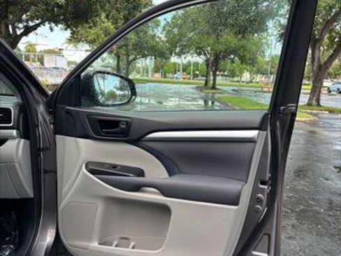 Used 2018 Toyota Highlander LE FWD image 29