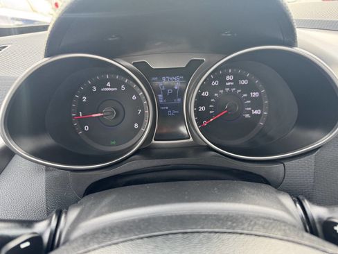 Used 2013 Hyundai Veloster w/ Style Pkg image 9