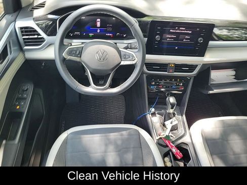 Used 2025 Volkswagen Taos SE w/ Panoramic Sunroof Package FWD image 4