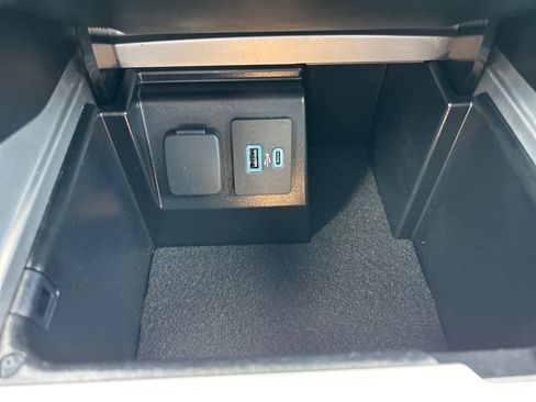 Used 2023 Ford Explorer XLT image 31