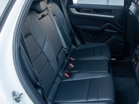 Certified 2024 Porsche Cayenne image 32