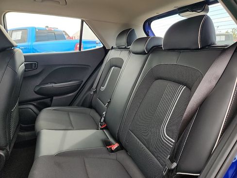 Used 2025 Hyundai Venue Limited FWD image 6