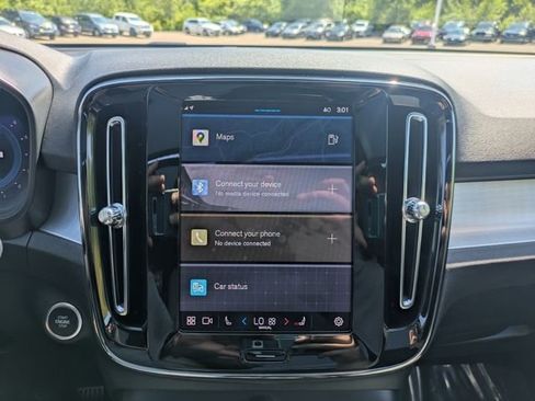 Used 2024 Volvo XC40 B5 Core image 24