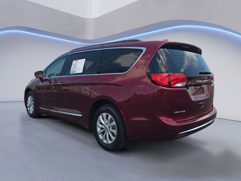 Used 2017 Chrysler Pacifica Touring-L FWD image 3