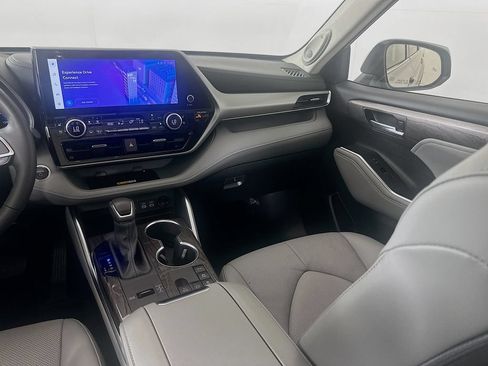 Certified 2025 Toyota Highlander Platinum AWD/4WD image 24